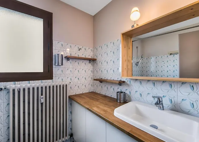 Διαμέρισμα 2 Pieces Au Coeur De Avec Balcon Et Parking - Fr-1-453-118 *